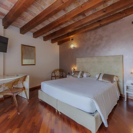 Hotel Degli Oleandri Сірміоне Екстер'єр фото