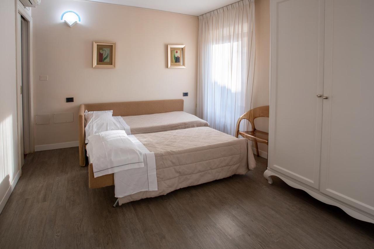 Hotel Degli Oleandri Сірміоне Екстер'єр фото