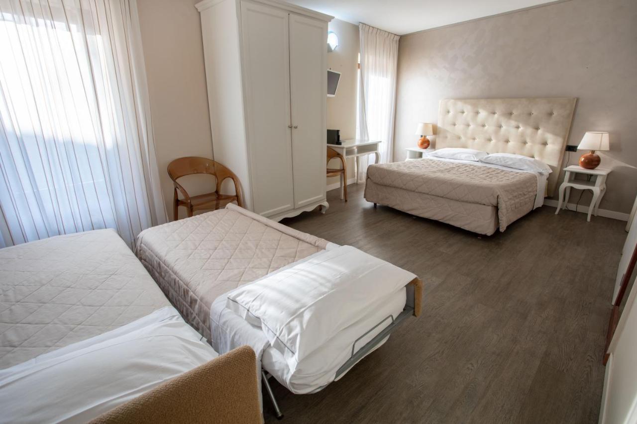 Hotel Degli Oleandri Сірміоне Екстер'єр фото