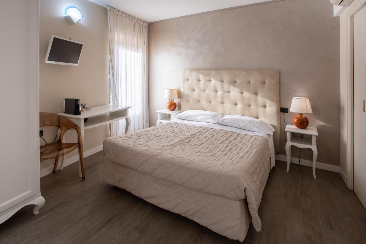 Hotel Degli Oleandri Сірміоне Екстер'єр фото