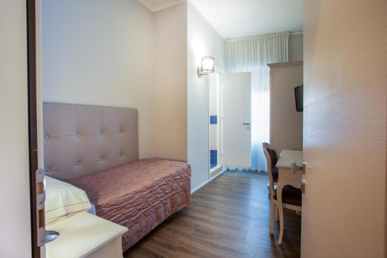 Hotel Degli Oleandri Сірміоне Екстер'єр фото