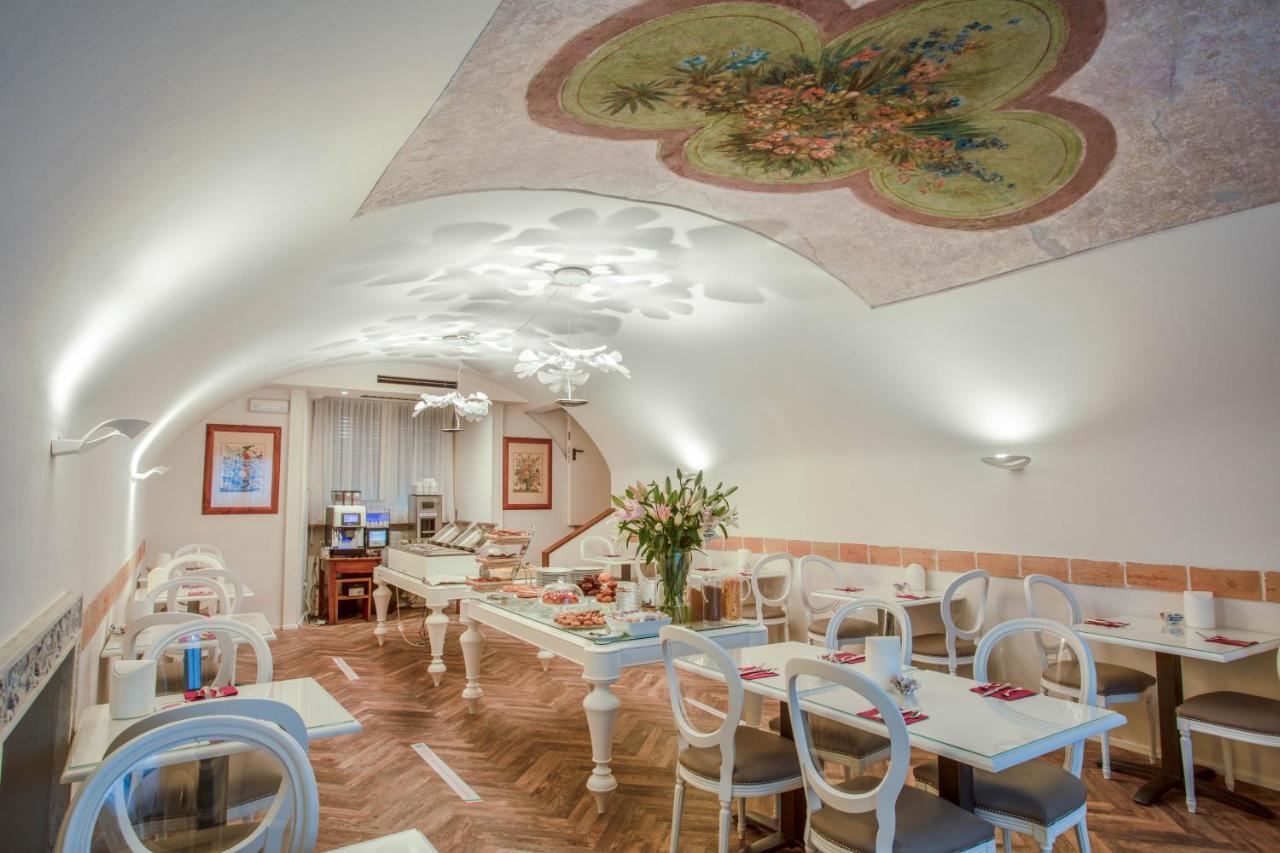 Hotel Degli Oleandri Сірміоне Екстер'єр фото