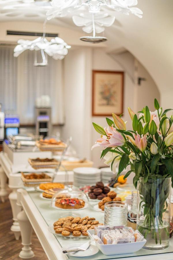 Hotel Degli Oleandri Сірміоне Екстер'єр фото