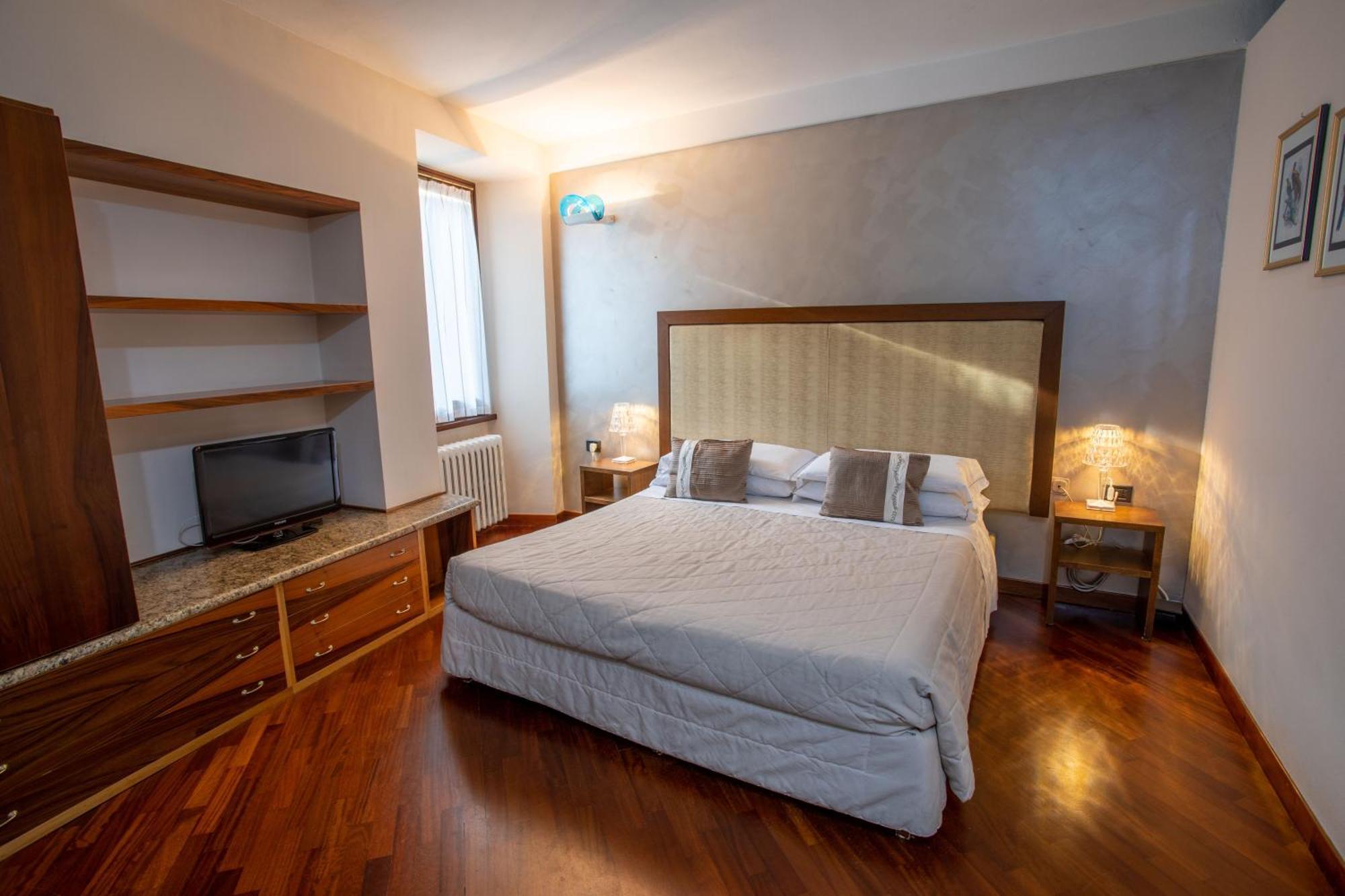 Hotel Degli Oleandri Сірміоне Екстер'єр фото