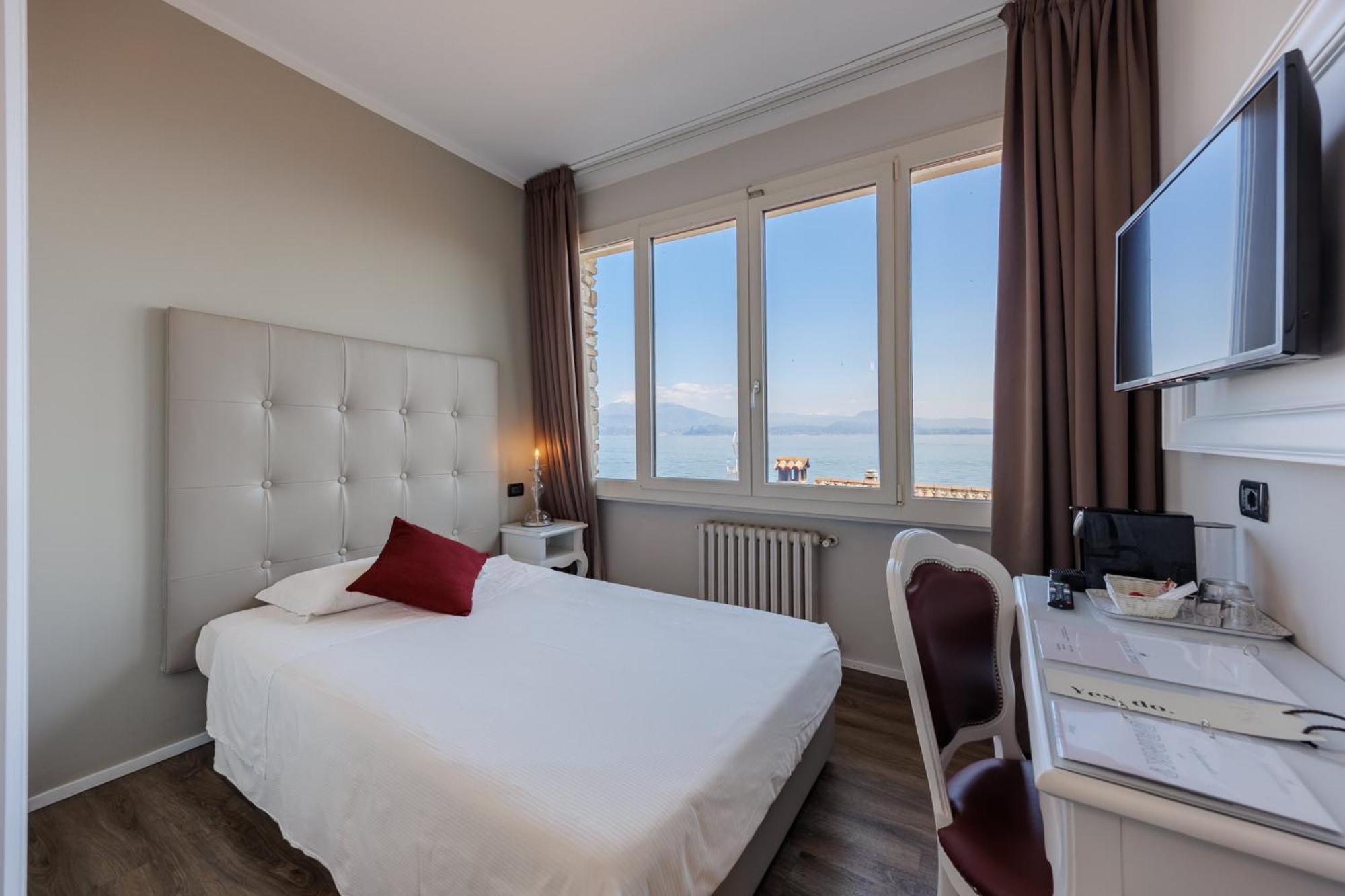 Hotel Degli Oleandri Сірміоне Екстер'єр фото