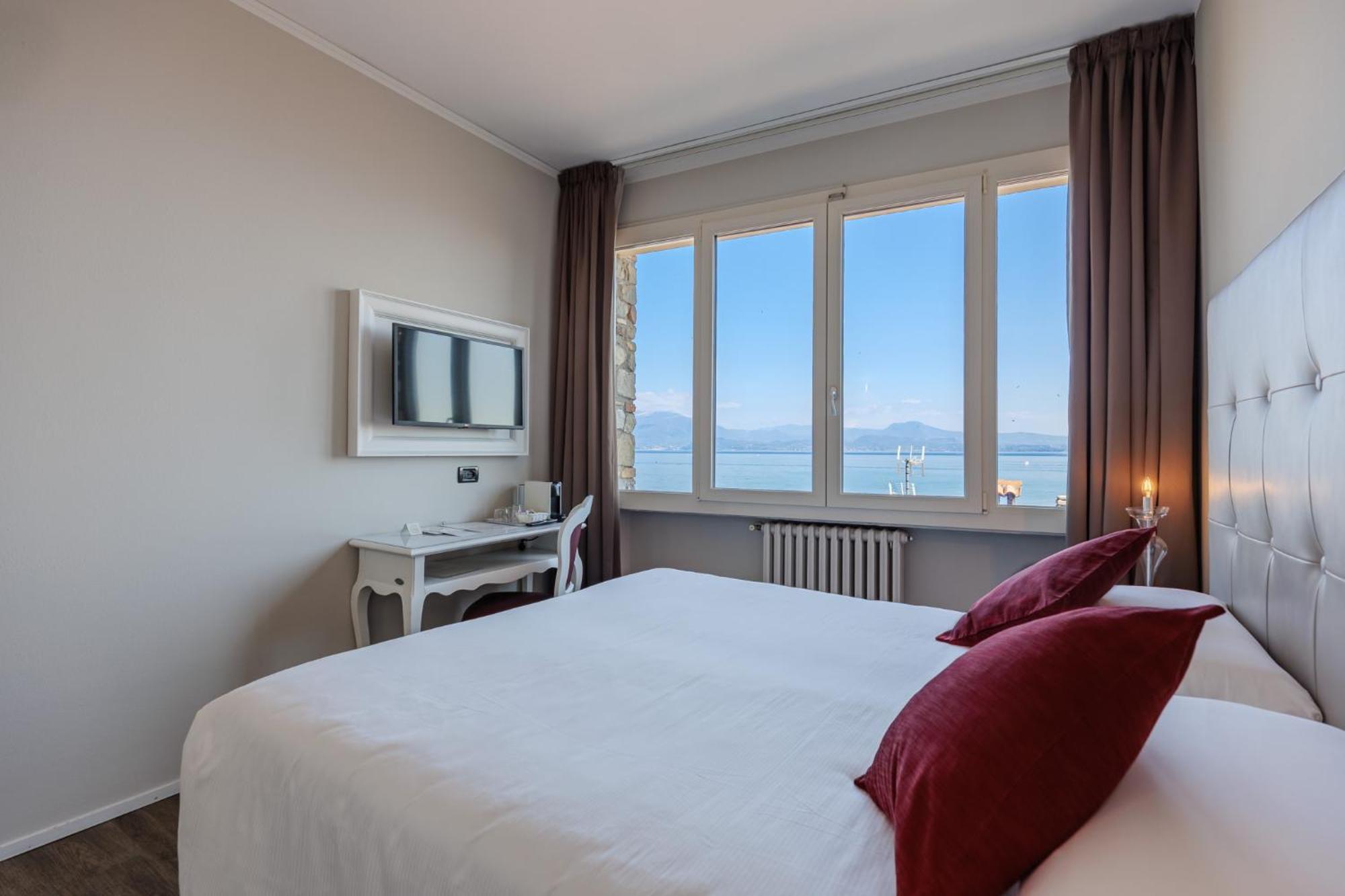 Hotel Degli Oleandri Сірміоне Екстер'єр фото