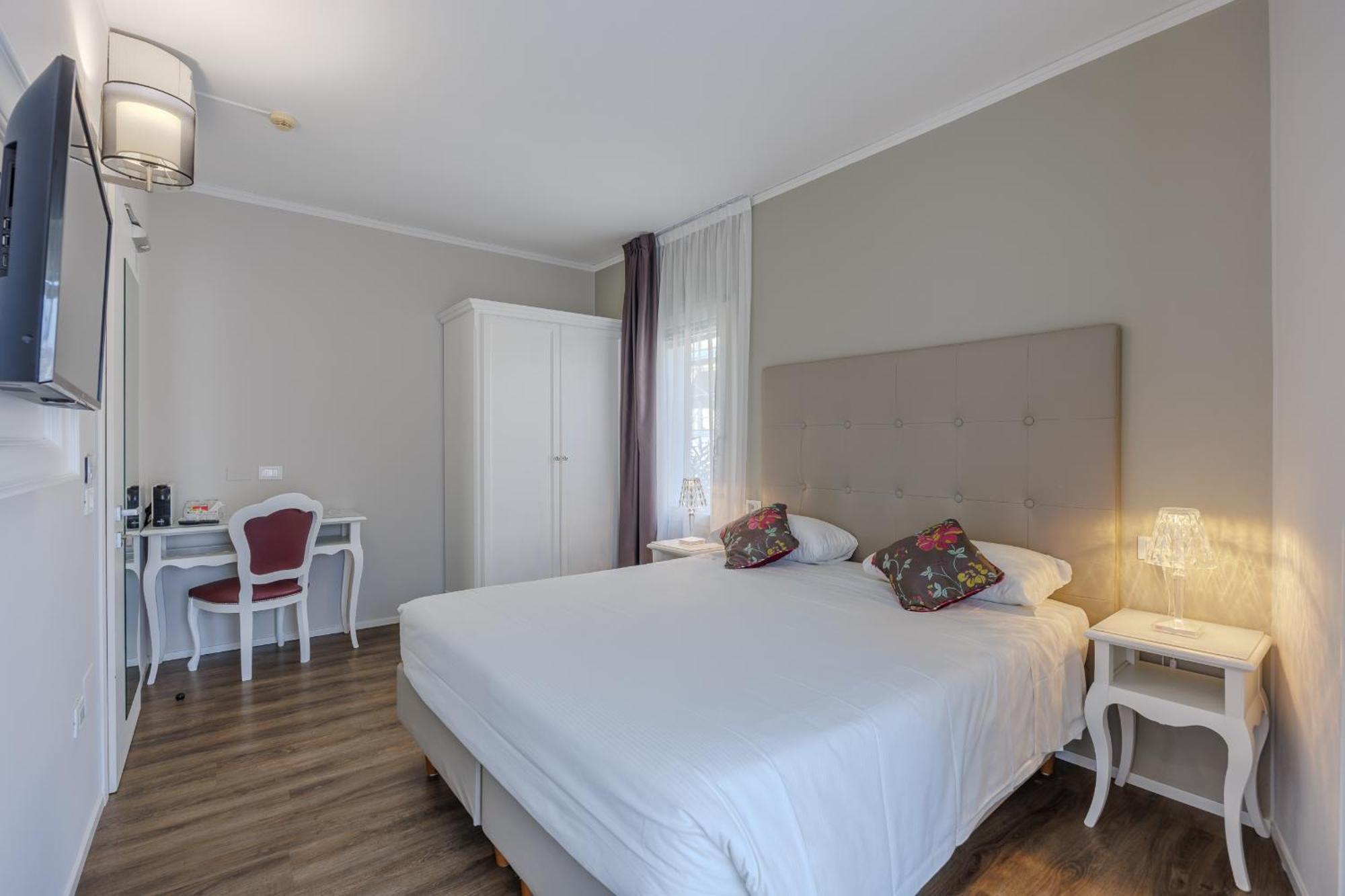 Hotel Degli Oleandri Сірміоне Екстер'єр фото