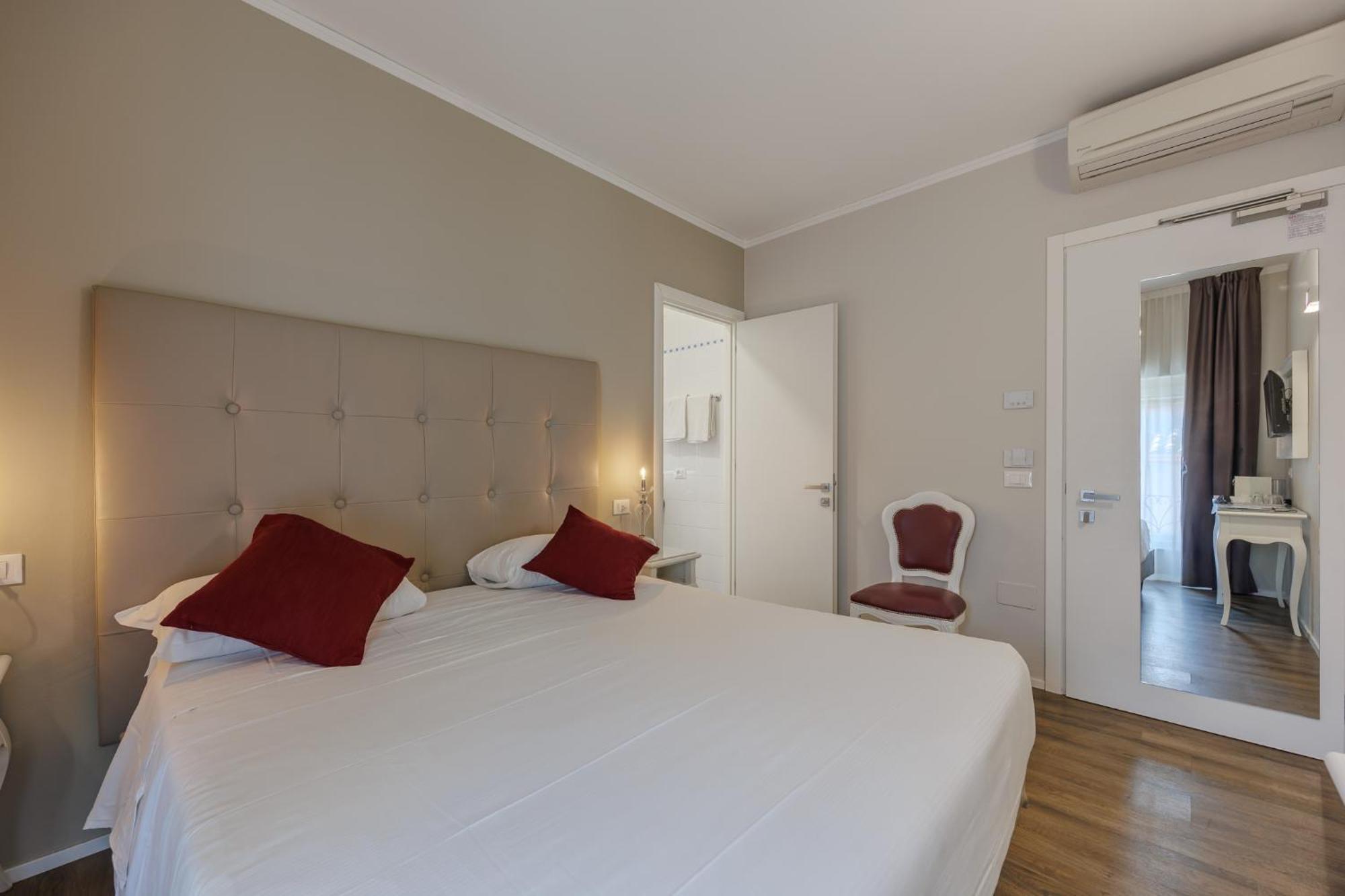 Hotel Degli Oleandri Сірміоне Екстер'єр фото