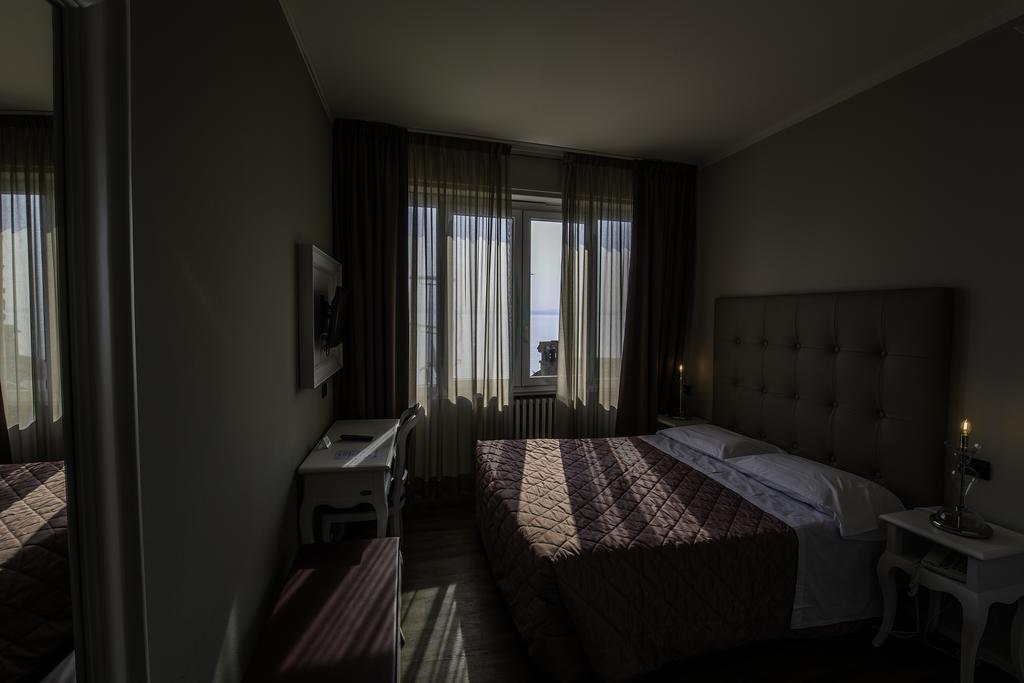 Hotel Degli Oleandri Сірміоне Екстер'єр фото